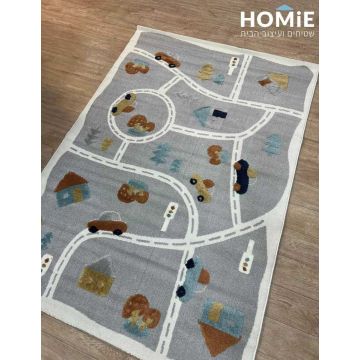שטיח ילדים דגם כבישים – מסלול מכוניות, מוצג במלואו על פרקט, עם רקע אפור ולבן ופרטים צבעוניים כמו מכוניות, בתים, עצים ורמזורים
