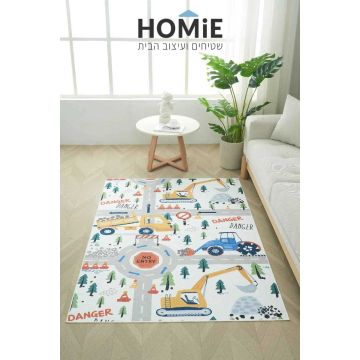 שטיח ילדים דגם כבישים ואתרי בנייה מונח בשלמותו על רצפת פרקט לצד הספה