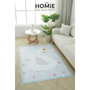 שטיח ילדים בעיצוב ברבור מלכותי מוצג בשלמותו מונח על רצפת פרקט ליד הספה