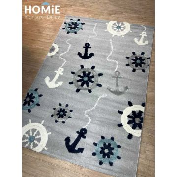 שטיח ילדים רקע אפור דגם הרפתקה בים בעיצוב ימי עם עוגנים וגלגלי ספינה, פרוס בשלמותו על רצפת פרקט בהירה