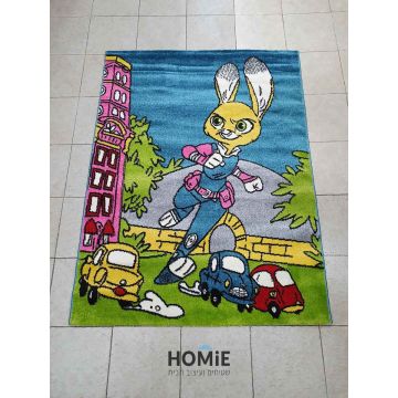 שטיח צבעוני לחדר ילדים מודרני יוקרתי דגם ארנבת גיבורת על במרדף. השטיח המגניב והאיכותי יתאים גם לחדר תינוקות, חדר שינה, פינת משחקים, גן ילדים ובית הספר. 