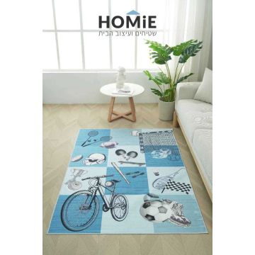 שטיח ילדים ספורטיבי בצבעי כחול תכלת דגם עולם הספורט בשלמותו מונח על רצפת פרקט לצד ספה