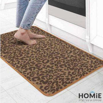 שטיח גומי מודרני מנומר למטבח חום בז' דגם סוואנה - רגליים יחפות של אישה עליו