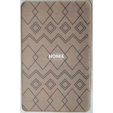 שטיח גומי למטבח גיאומטרי מודרני זיגזג מעויינים חום בז' דגם קוויבק 04. השטיח היוקרתי מתאים גם לשאר חלל הבית (אמבטיה, מסדרון, חדר שינה, חדר ילדים ועוד) ויכניס לשם המון יופי, נוכחות ומיוחדות. 