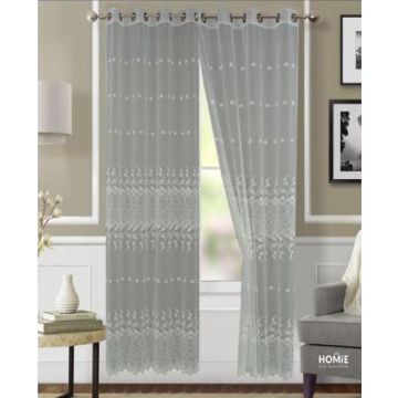 וילון רקמה וינטג' יוקרתי דגם דורה בצבע לבן, תלוי על מוט ומוצג בשלמותו בחדר מואר בעיצוב קלאסי ואלגנטי