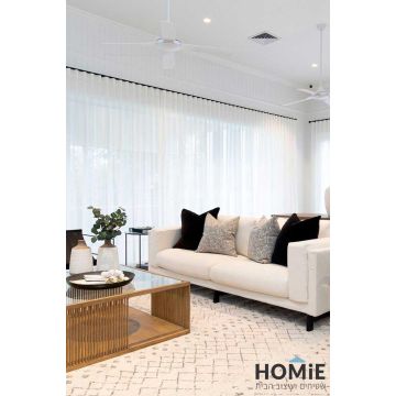 וילון פלדים סיכות (על מסילה) שיפון וואל דגם גרייס מוצג במלואו בסלון בעיצוב מודרני