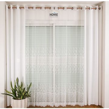 וילון רקמה וינטג' יוקרתי דגם לנה בצבע לבן, תלוי על מוט, מוצג בשלמותו בחדר מואר בעיצוב אלגנטי