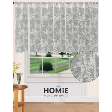וילון כותרת תחרה לבן דגם מיקה תלוי על מוט, עם חלון מאחוריו - מוצג במלואו