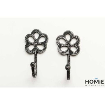 זוג ווים דקורטיביים בצורת פרח, דגם קוני בצבע כסף , מוצגים יחד על הקיר