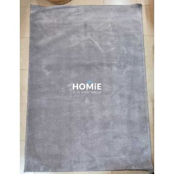 שטיח פרווה מודרני כפרי אפור בהיר דגם ביאנקה 02. השטיח היוקרתי והנפלא יתאים לסלון, חדר שינה, חדר ילדים ותינוקות, אמבטיה, מסדרון, חדר אורחים, חדר משחקים, פינת ישיבה, פינת אוכל, חדר עבודה, משרד, בית ספר וגן ילדים. 