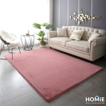 שטיח פרווה כפרי דגם פיור בצבע ורוד פודרה מונח בשלמותו בסלון בצילום מהצד