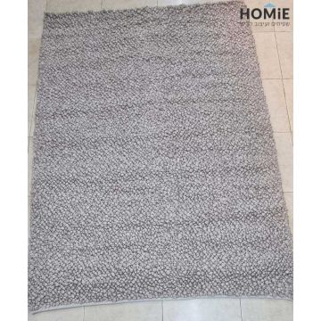 שטיח מודרני כפרי צמר עבודת יד פונפונים בז' דגם קמבה 04. השטיח היוקרתי מתאים לסלון, חדר שינה, חדר ילדים ותינוקות, חדר משחקים, אמבטיה, מסדרון, פינת ישיבה, פינת אוכל, מטבח, חדר עבודה, משרד, גן ילדים ובית ספר. 