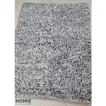 שטיח מודרני כפרי צמר עבודת יד פונפונים לבן שחור דגם קמבה 02. השטיח היוקרתי מתאים לסלון, חדר שינה, חדר ילדים ותינוקות, חדר משחקים, אמבטיה, מסדרון, פינת ישיבה, פינת אוכל, מטבח, חדר עבודה, משרד, גן ילדים ובית ספר.