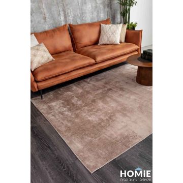 שטיח חלק מודרני בצבע בז' דגם פיטר 02 לסלון ושאר החללים בתוך הבית. 