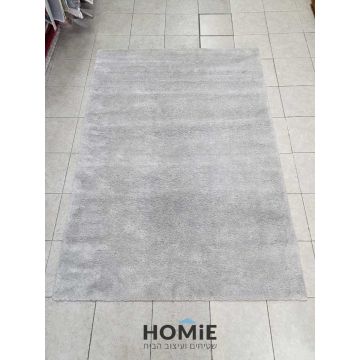 שטיח חלק מודרני אפור בהיר דגם אולסון 02/71. השטיח הבלגי היוקרתי יתאים לסלון, חדר שינה, חדר ילדים ושאר הבית.
