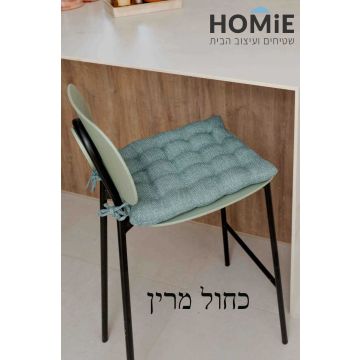 כרית מושב מודרנית לכיסא דגם מילאן בצבע כחול מרין, מונחת על כיסא, עיצוב מרגיע ואלגנטי. 