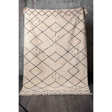 שטיח ברבר מרוקאי גיאומטרי מעויינים מודרני יוקרתי דגם סורנטו בצבע אפור אוף וויט מיוצר מ-100% כותנה. שטיח הברבר הקרוי גם "בני אוריין" מתאים לסלון, לחדר שינה, לחדר ילדים, לפינת משחקים, לאמבטיה, למסדרון, לפינת אוכל, למטבח, לחדר עבודה ולמשרד.