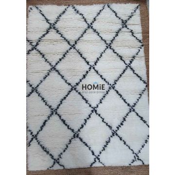 שטיח ברבר מרוקאי צמר עבודת יד מעויינים שמנת שחור דגם טרויה 305.  השטיח המודרני בסגנון הנורדי-סקנדינבי עשוי 100% צמר ניו זילנדי. יתאים לסלון, לחדר אורחים, לאמבטיה, למסדרון, למטבח, לפינת אוכל, לחדר עבודה ולמשרד. 