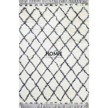 שטיח ברבר מרוקאי (בני אוריין) צמר עבודת יד מעויינים שמנת שחור דגם טרויה 303. השטיח הכפרי הנורדי סקנדינבי יתאים לסלון, לחדר שינה, לחדר ילדים, לפינת משחקים, לאמבטיה, למסדרון, למטבח, לפינת אוכל, לחדר עבודה ולמשרד. 