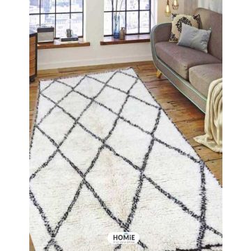 שטיח ברבר מרוקאי צמר עבודת יד מעויינים אוף וויט שחור דגם טרויה 301. קרוי גם "בני אוריין" על שם השבטים המרוקאים שייצרו אותו לראשונה. השטיח המודרני בסגנון הנורדי-סקנדינבי-כפרי יתאים לסלון, לחדר שינה, לחדר ילדים, לפינת משחקים, לאמבטיה, למסדרון, למטבח, לפינת 