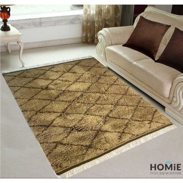 שטיח ברבר מרוקאי צמר עבודת יד דגם מונטה קרלו 03 בצבע בז' חום. השטיח הגיאומטרי מודרני בסגנון בוהו שיק כפרי מתאים לסלון, חדר שינה, חדר ילדים ותינוקות, אמבטיה, מסדרון, חדר משפחה ואורחים, פינת אוכל, מטבח, חדר עבודה ומשרד. 