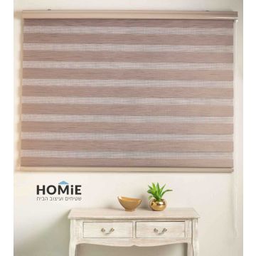 וילון גלילה כפרי חום לסלון ושאר חלל הבית דגם קרולינה 02. הוילון המודרני הנפלא ישדרג כל חלל בכמה רמות ויתאים לכל סגנונות העיצוב. יתרונו הבולט: אפשר לשחק עם רמת האטימות שלו כראות עיניכם. הוילון המסוגנן והיוקרתי יתאים גם לחדרי שינה, חדרי ילדים ותינוקות, גנים