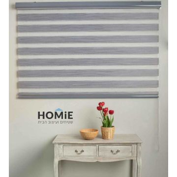 וילון גלילה כפרי אפור לסלון ושאר חלל הבית דגם קרולינה 01. הוילון המודרני הנפלא ישדרג כל חלל בכמה רמות ויתאים לכל סגנונות העיצוב. יתרונו הבולט: אפשר לשחק עם רמת האטימות שלו כראות עיניכם. הוילון המסוגנן והיוקרתי יתאים גם לחדרי שינה, חדרי ילדים ותינוקות, גני