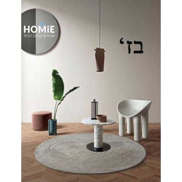 שטיח קווין עגול בגוון בז', בעיצוב גיאומטרי-טופוגרפי מלא, פרוס על רצפת סלון פרקט מודרני.