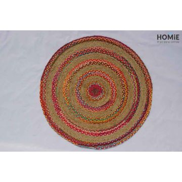 שטיח חבל (יוטה) טבעי מודרני גיאומטרי משולב כותנה צבעונית עבודת יד דגם קוסקו 02. השטיח המעוצב בסגנון הכפרי-גיאומטרי נארג בעבודת יד על ידי אמן והושקעה בו עבודה רבה. הוא מתאים לסלון, לחדר שינה, לחדר ילדים, לאמבטיה, למסדרון, לחדר אורחים, לחדר/פינת משחקים, לפי