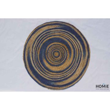 שטיח חבל (יוטה) טבעי מודרני אבסטרקטי יוקרתי עבודת יד דגם קוסקו 03 בצבע כחול נייבי-טבעי. השטיח הכפרי-אבסטרקטי נארג בעבודת יד על ידי אמן והושקעה בו עבודה רבה. הוא מתאים לסלון, לחדר שינה, לחדר ילדים, לאמבטיה, למסדרון, לחדר אורחים, לחדר/פינת משחקים, לפינת אוכ