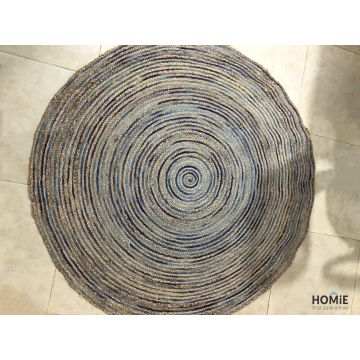 שטיח חבל טבעי (יוטה) עגול פסים דקים כחול יוקרתי עבודת יד דגם טסמניה 1307. השטיח הססגוני מתאים לסלון, לחדר שינה, לחדר ילדים, למסדרון, לאמבטיה, למטבח, לפינת אוכל, לחדר עבודה, לגינה, לגן ילדים, לבית ספר ולמשרד.