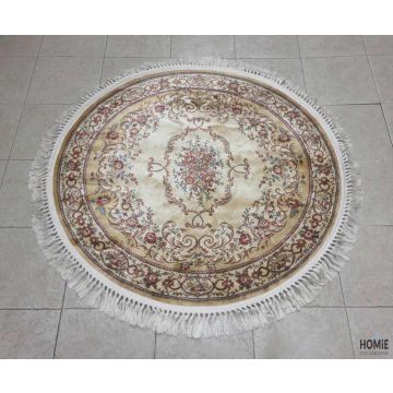 שטיח עגול קלאסי ויסקוזה דמוי משי בצבעי בז' ושנהב עם דוגמת מדליון ופרחים, מוצג בשלמותו על רצפה