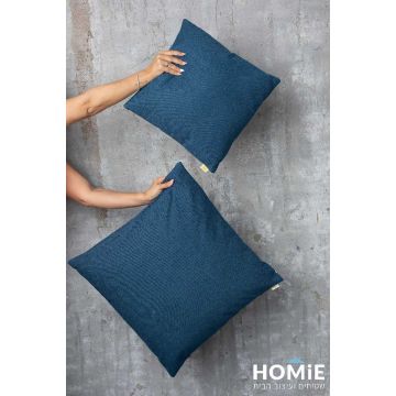 כרית נוי כחול נייבי חלקה לסלון ושאר חלל הבית. הכרית היוקרתית עשויה מבד דמוי פשתן איכותי ביותר.