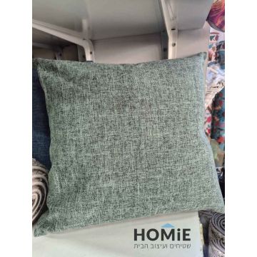 כרית נוי חלקה לסלון בצבע ירוק מרווה עשויה בד פשתן, מוצגת בשלמותה על מדף.