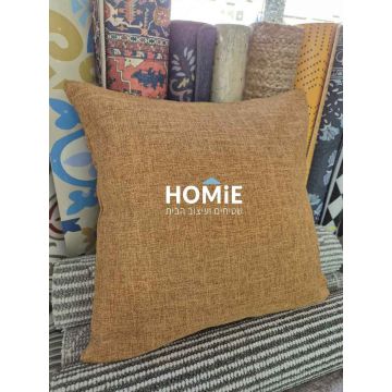 כרית נוי חלקה בגוון חרדל כהה מבית הומי לעיצוב הסלון והבית- תצוגה מלאה