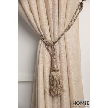 פורטיירה קושרה (חבק) צמה לוילון בצבע בז' דגם אוגוסטה 04. החבק הקלאסי המהודר שמיוצר בעבודת יד יתאים לכל סוגי הוילונות וכל סגנונות העיצוב.