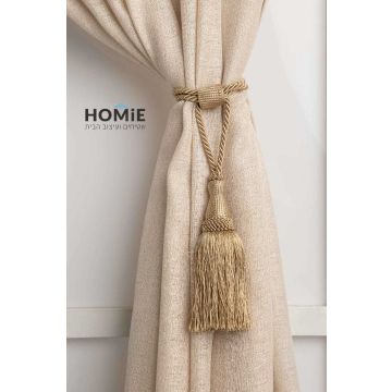 פורטיירה קושרה (חבק) צמה לוילון בצבע טבעי דגם אוגוסטה 03. החבק הקלאסי המהודר שמיוצר בעבודת יד יתאים לכל סוגי הוילונות וכל סגנונות העיצוב.