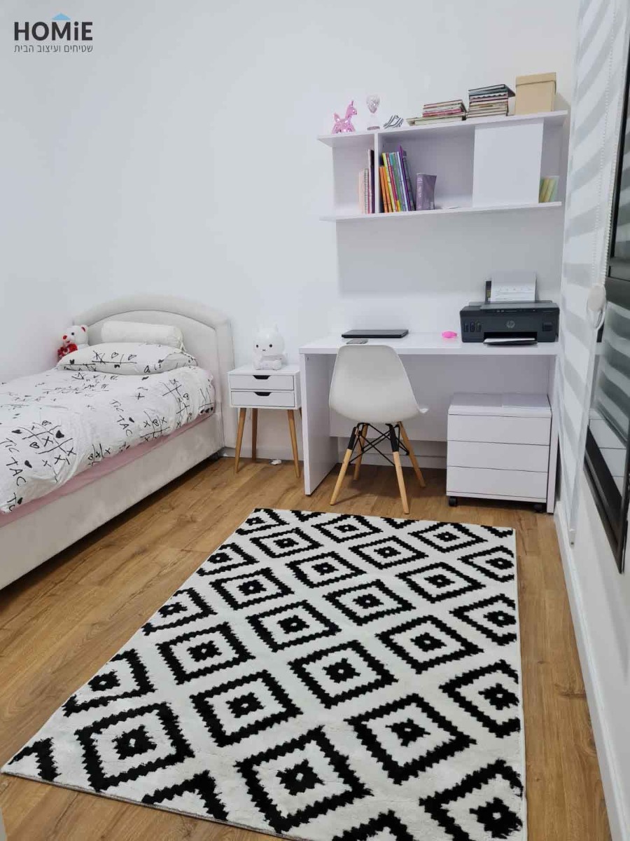 שטיח גיאומטרי מעויינים מודרני שחור לבן לחדר ילדים