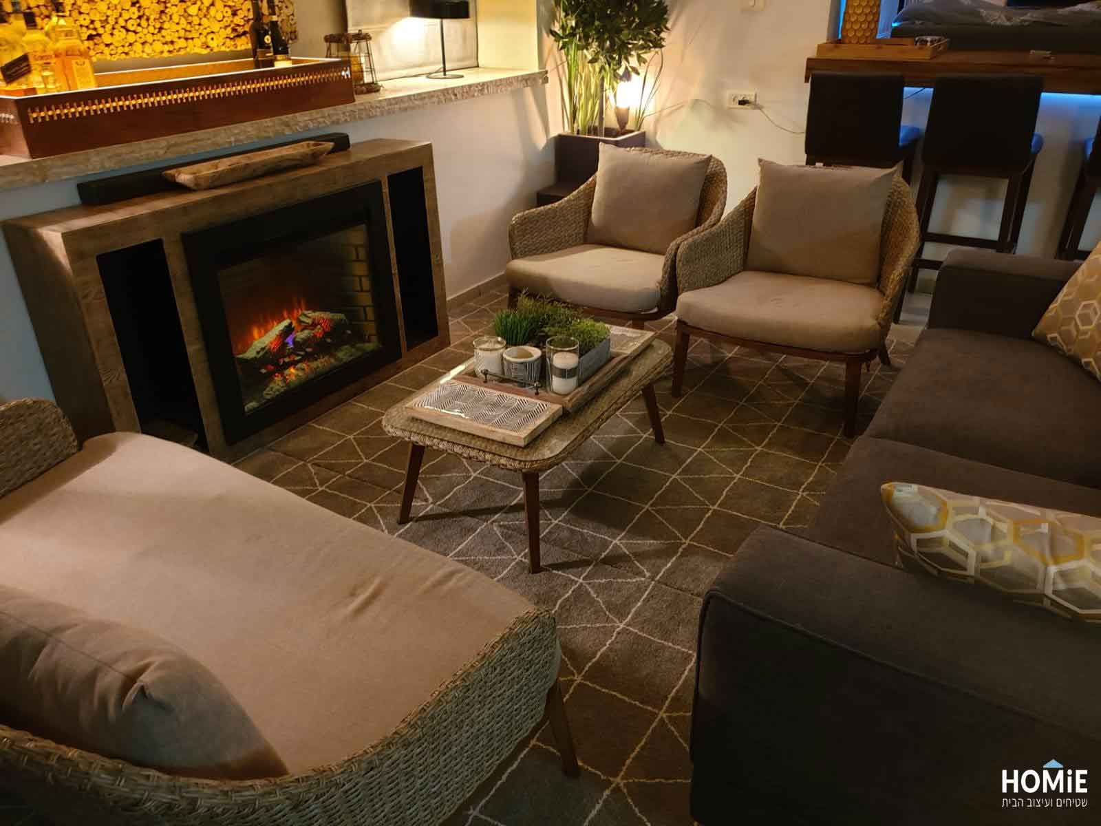 שטיח גיאומטרי אפור לבן מרובעים ומשולשים