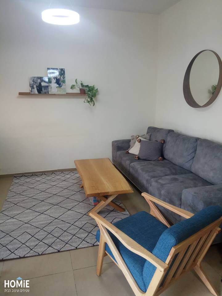 שטיח גיאומטרי מעויינים לסלון בצבע שחור ושמנת