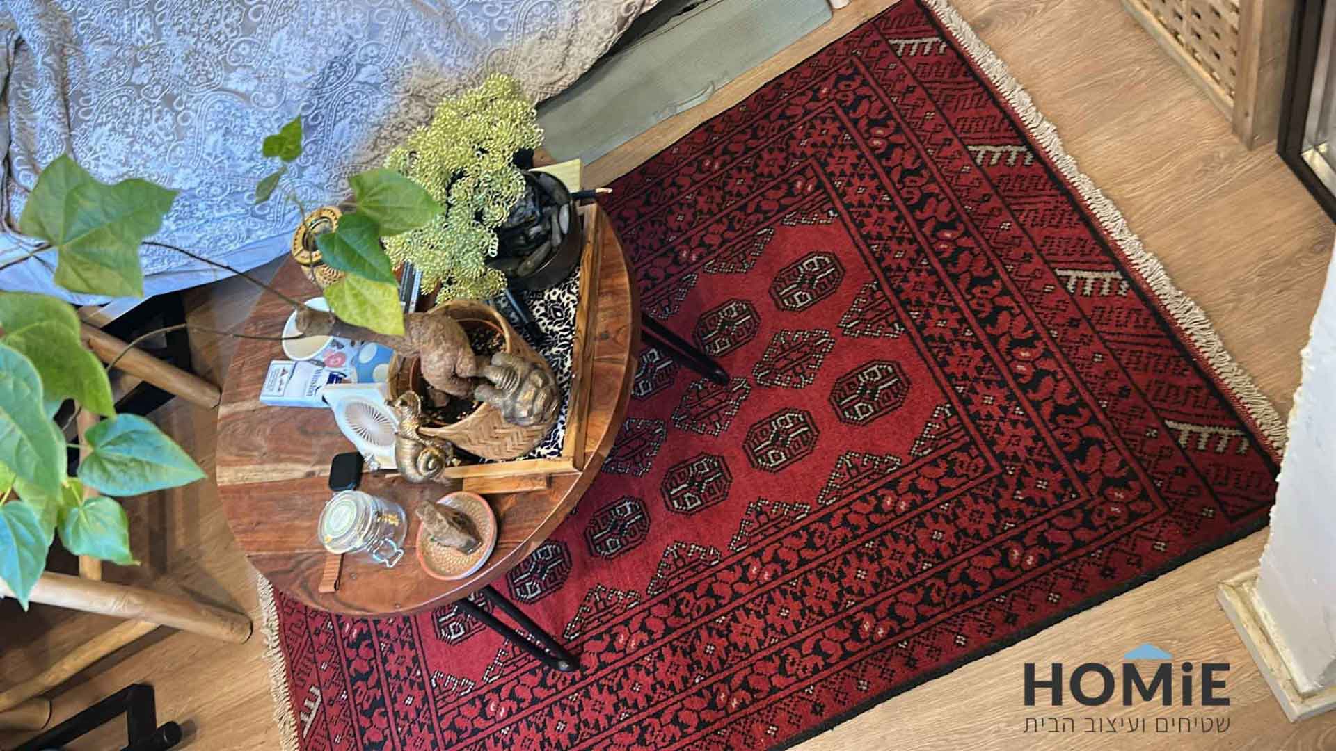 שטיח אפגני אדום בעבודת יד מונח בסלון מעוצב, עשוי 100% צמר ניו זילנדי