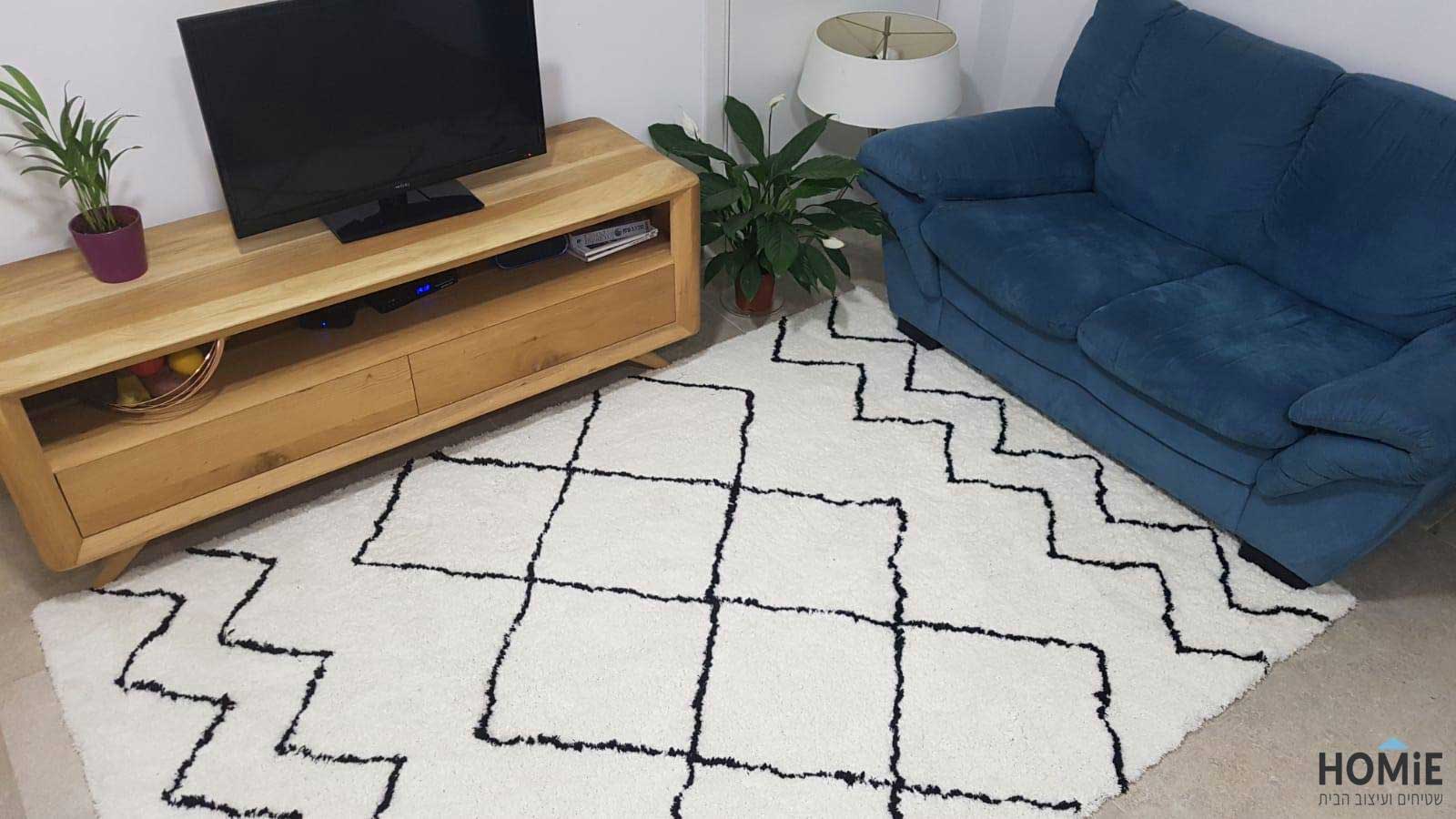שטיח ברבר מרוקאי שחור לבן בסלון של מוריה