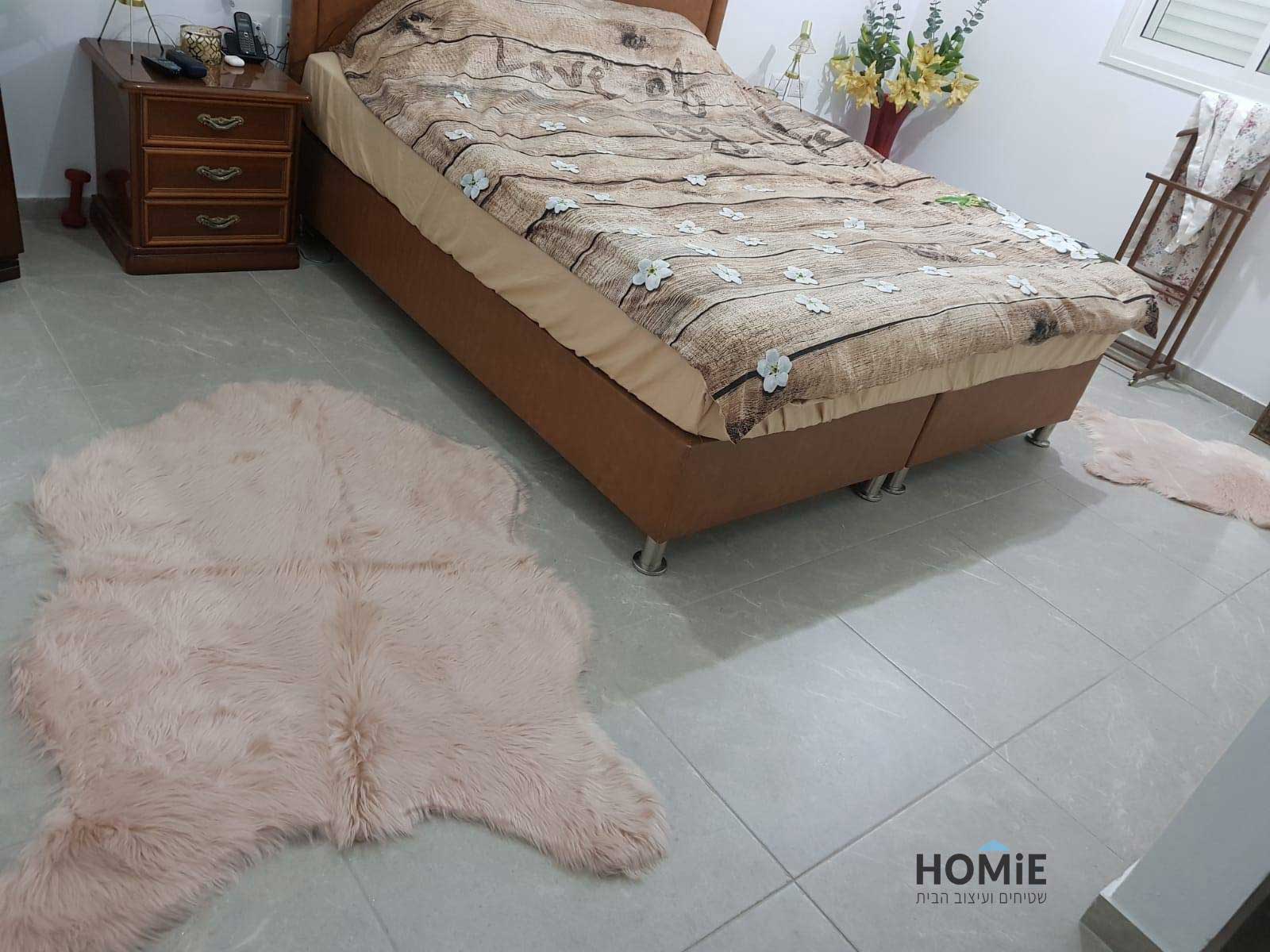 שטיחי פרווה בצבע ורוד מעושן בחדר השינה