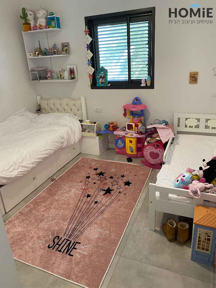 שטיח ילדים ורוד מודרני עם כוכבים בעיצוב עדין ומתוק