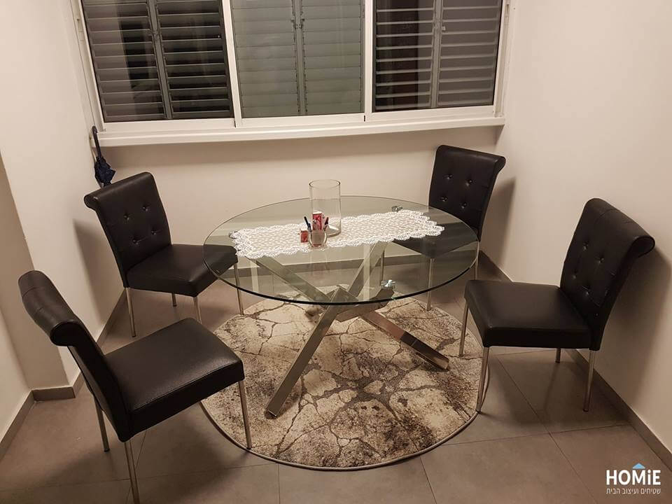 שטיח עגול אבסטרקטי אפרפר בפינת האוכל