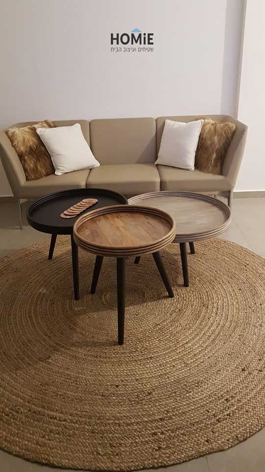 שטיח חבל עגול עבודת יד בסלון של יהודה