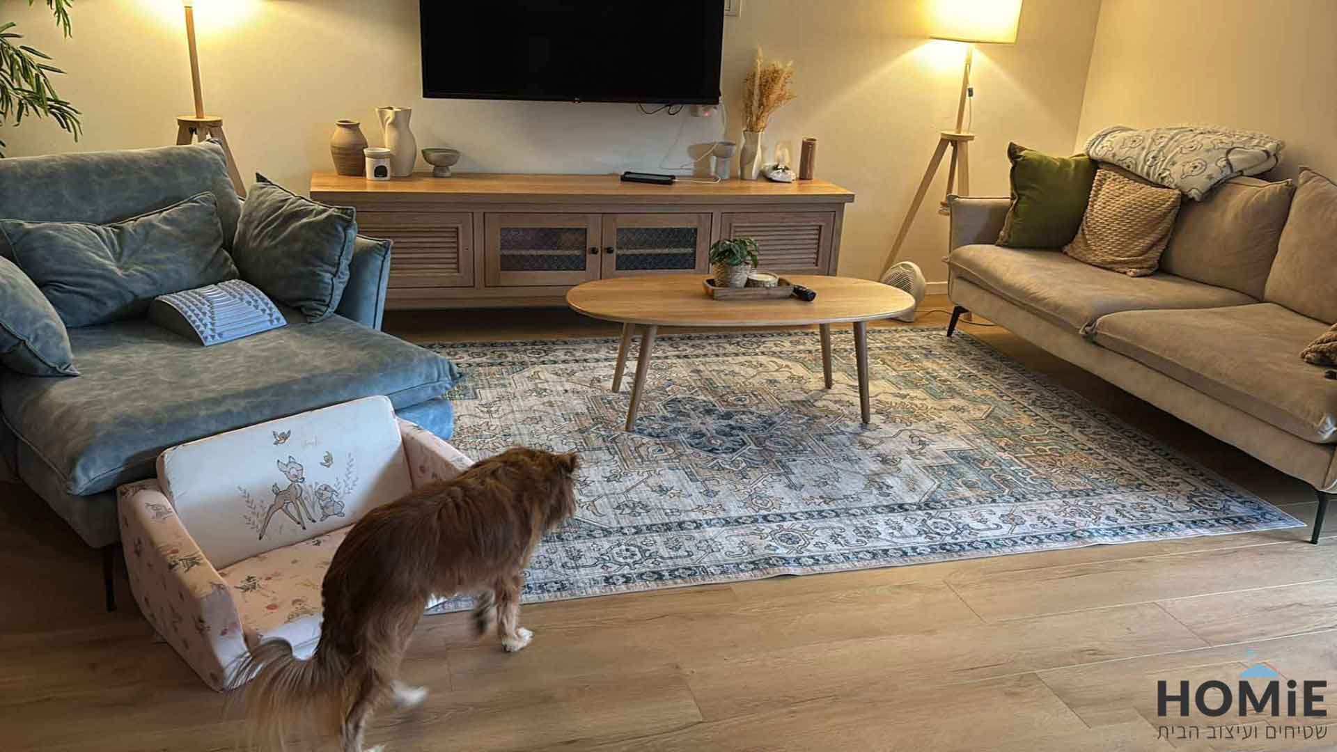 שטיח וינטג' מודרני קלאסי דגם אנטוניו 04 מונח בסלון כפרי עם רצפת פרקט