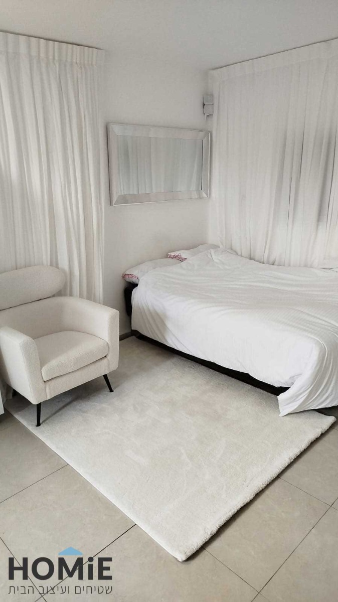 שטיח חלק לבן מודרני עבה בחדר